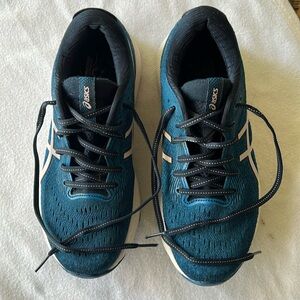 Women nicely and gently worn shoes